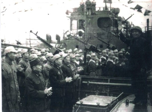 Đầu tiên là tiết kiệm lớn về chi phí, khi mà mỗi con tàu không số có thể mang được lượng hàng hóa lớn hơn nhiều so với xe tải.