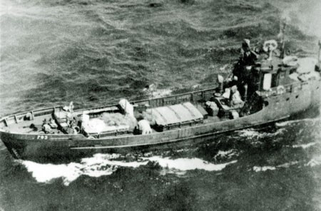 Ngoài ra, số lượng nhân lực cần thiết cho mỗi chuyến hàng chuyển bằng đường biển cũng ít hơn nhiều. Nếu như 100 tấn hàng hóa trên bộ có thể cần tới cả sư đoàn vận tải thì trên biển, chỉ vài chuyến tàu với vài chục chiến sĩ, có thể đưa hàng hóa tới đích an toàn.