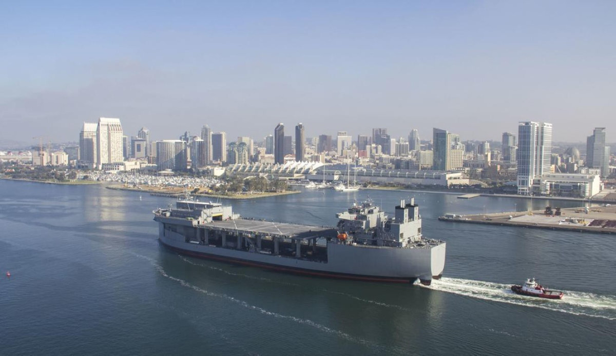 Đội ngũ thủy thủ đoàn của tàu là 250 người trong đó bao gồm 19 sĩ quan và 231 thủy thủ.