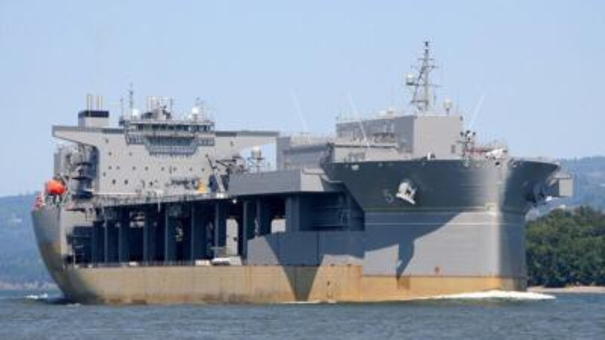 Con tàu được trang bị sàn đáp rộng khoảng 4.830 mét vuông đủ sức chứa hàng chục máy bay trực thăng các loại. Không loại trừ khả năng chúng cũng có thể làm bãi đáp cho tiêm kích tàng hình F-35B khi cần thiết.