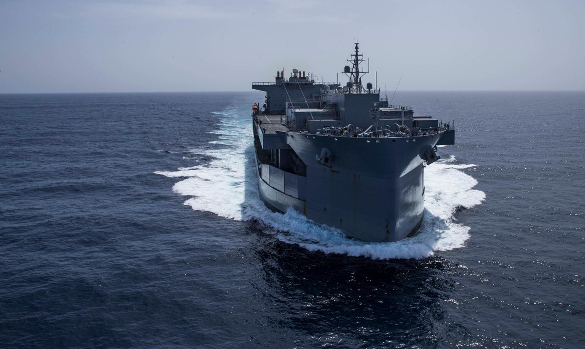 Theo báo cáo của trang Military, Hải quân Mỹ hôm 8/5 đã tổ chức lễ biên chế tàu viễn chinh đổ bộ lớp Lewis B. Puller mang tên USS Miguel Keith (ESB-5) tại San Diego, đánh dấu việc chính thức đưa “căn cứ viễn chinh di động” khổng lồ này vào sử dụng.