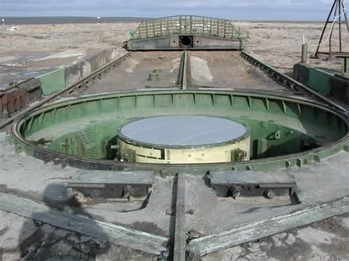 Đồng thời, bản thân radar hoàn toàn tự động. Hoạt động của nó được phục vụ bởi hệ thống cung cấp điện và nước độc lập, thiết bị làm lạnh mạnh mẽ và tin cậy.