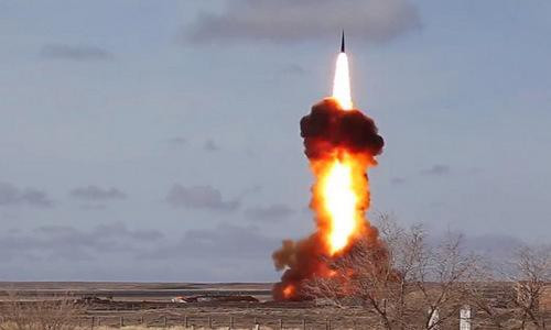 Nhưng do cường độ năng lượng quá cao, hầu hết thời gian Don-2N "ngủ" để chờ tín hiệu báo động được gửi đến từ radar cảnh báo sớm Voronezh, hoạt động ở chế độ bức xạ thấp.