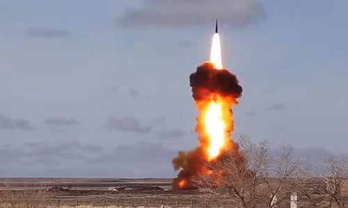 Nhưng do cường độ năng lượng quá cao, hầu hết thời gian Don-2N "ngủ" để chờ tín hiệu báo động được gửi đến từ radar cảnh báo sớm Voronezh, hoạt động ở chế độ bức xạ thấp.