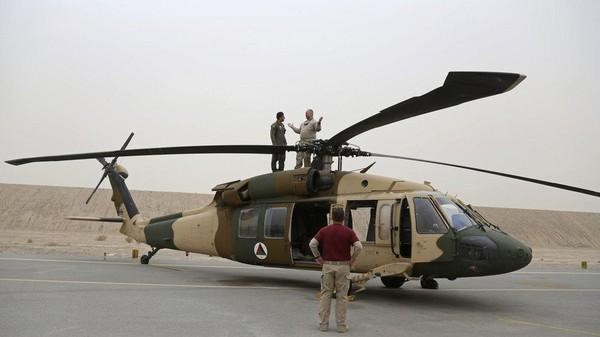 UH-60 Black Hawk có thể được trang bị súng máy M240H 7,62 mm hoặc M134 minigun 7,62 mm hay GAU-19 12,7 mm đi kèm rocket 70 mm Hydra 70, tên lửa chống tăng dẫn đường bằng laser AGM-114 Hellfire.