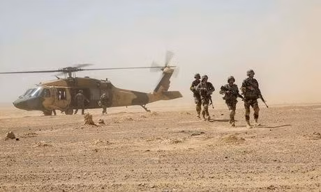 Black Hawk được trang bị nhiều thiết bị điện tử tiên tiến có tính năng rất ưu việt như hệ thống định vị toàn cầu GPS, thiết bị trinh sát quang điện tử, chiếu chùm laser để dẫn đường cho vũ khí có điều khiển...