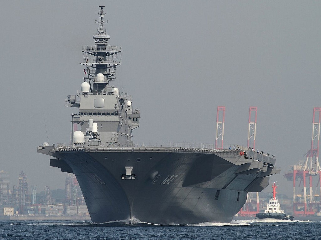 Izumo - một tàu chiến được Nhật tự xếp vào loại "tàu khu trục mang trực thăng", thực chất lại có cấu tạo không khác gì một tàu sân bay.