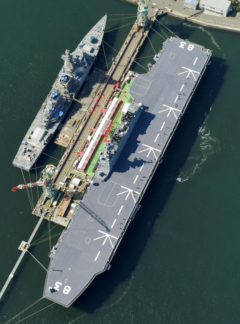 Sở dĩ có sự lập lờ này, là do khi tàu Izumo được thiết kế, Nhật vẫn bị giới hạn rất nhiều bởi các quy định từ sau Chiến tranh Thế giới thứ hai, trong đó có quy định không cho phép nước này sở hữu tàu sân bay.