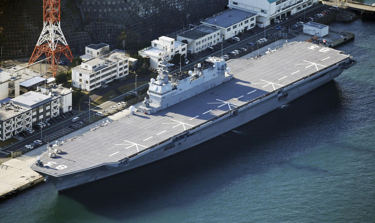 Thiết kế ban đầu của tàu Izumo cho phép nó mang theo 28 máy bay, kèm theo đó là 7 trực thăng cảnh báo sớm và các trực thăng cứu hộ.