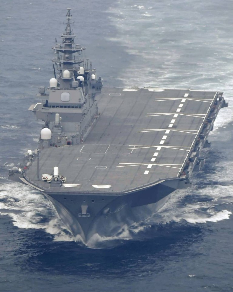 Tàu khu trục trực thăng Izumo của Lực lượng Phòng vệ Nhật Bản được đưa vào biên chế từ năm 2015. Loại tàu này có độ giãn nước tối đa 27.000 tấn, dài 248 mét, lườn rộng 38 mét và mớm nước 7,5 mét.