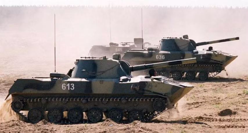 Kíp chiến đấu của tăng gồm 4 người. Phần thân của cối tự hành 2S9 Nona-S được chia làm 3 ngăn: ngăn chỉ huy-ngăn chiến đấu-ngăn động cơ.