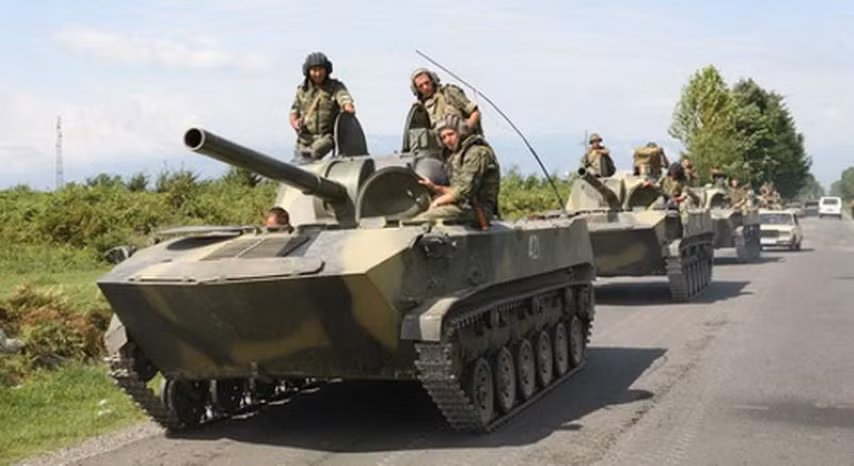 Trọng lượng rất nhẹ tạo điều kiện thuận lợi khi vận chuyển nên 2S9 Nona-S có thể đổ bộ đường không bằng nhảy dù, được cẩu bởi máy bay trực thăng, hay chuyên chở trên tàu chiến đổ bộ.