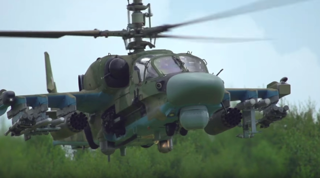 Ka-52 của Nga sử dụng hệ thống 2 cánh quạt đồng trục, quay ngược chiều nhau, giúp cho nó có tính cơ động rất cao mà không cần đến cánh quạt đuôi. Thêm vào đó, nhờ có hệ thống cánh quạt ngược chiều, nó có thể bay sang ngang và giật lùi mà không cần phải quay đầu theo hướng bay trong khi vẫn giữ mục tiêu trong tầm ngắm để chủ động tránh hệ thống phòng không của đối phương.