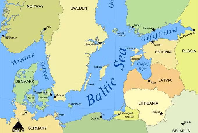 Đây là địa điểm chiến lược nằm kẹp giữa Ba Lan và các nước vùng Baltic, nơi đặt sở chỉ huy Hạm đội Baltic hải quân Nga, cũng là căn cứ tiền phương với nhiều chiến đấu cơ, bệ phóng tên lửa hành trình và tên lửa đạn đạo hiện đại nhất trong biên chế Nga