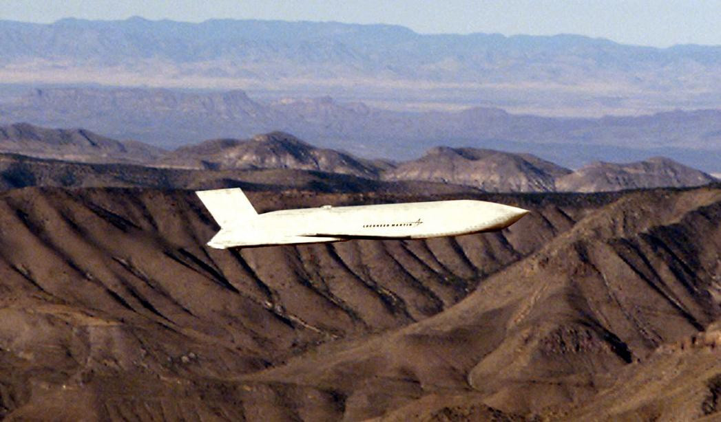 Đặc điểm nguy hiểm nhất của vũ khí này đó là nó có tính tàng hình rất cao nhờ hình dáng đặc biệt và cấu tạo bởi vật liệu hấp thụ sóng radar, cho phép xâm nhập vùng bảo vệ của những tổ hợp phòng không tối tân nhất.