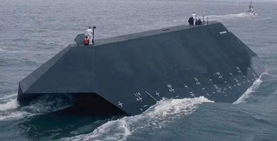 Lockheed Martin cho biết thiết kế của Sea Shadow với các bề mặt góc cạnh, đây là thiết kế tàu chiến phi truyền thống ở thời điểm nó ra đời.