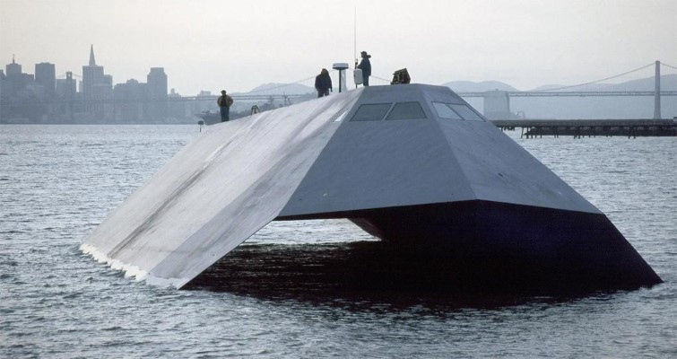 Mỹ luôn là nước đi đầu trong lĩnh vực thiết kế vũ khí tàng hình, tuy vậy không phải dự án vũ khí nào của họ cũng thành công, tàu chiến tàng hình Sea Shadow do Lockheed Martin phát triển là một trong số đó.