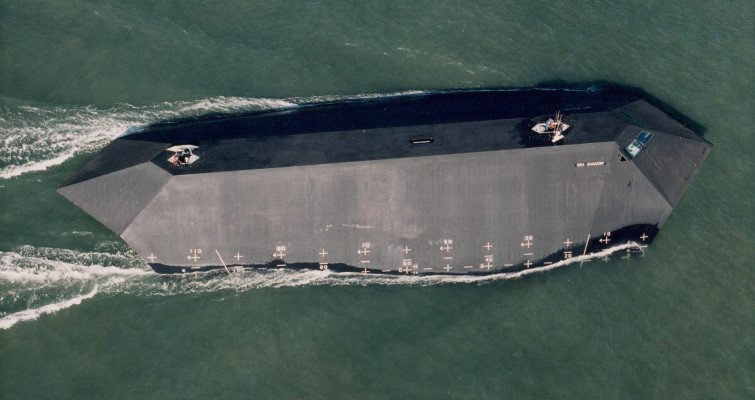 Đội kỹ sư phát triển tàu chiến Sea Shadow thực hiện các thử nghiệm âm thanh tại một số cơ sở đặc biệt và đưa ra những cải tiến lớn cho chương trình.