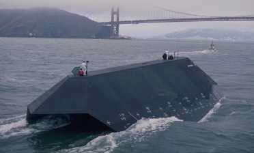 Một nhóm kỹ sư thuộc văn phòng Skunk Works của tập đoàn vũ khí Lockheed Martin bắt đầu phát triển tàu chiến tàng hình Sea Shadow từ năm 1978, khi tìm cách áp dụng khả năng tàng hình của tàu ngầm cho tàu mặt nước.