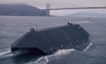 Một nhóm kỹ sư thuộc văn phòng Skunk Works của tập đoàn vũ khí Lockheed Martin bắt đầu phát triển tàu chiến tàng hình Sea Shadow từ năm 1978, khi tìm cách áp dụng khả năng tàng hình của tàu ngầm cho tàu mặt nước.