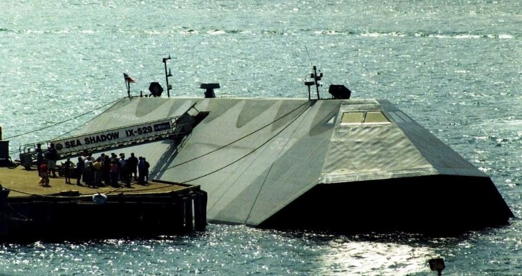 Sea Shadow có chiều dài 50m, chiều rộng 21m, lượng giãn nước tối đa 563 tấn.