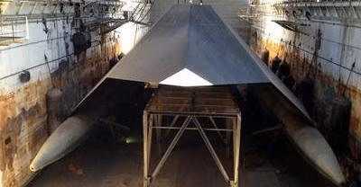 Sea Shadow sử dụng thiết kế thân tàu đôi thủy phi cơ (SWATH), cần thủy thủ đoàn gồm 4 người để vận hành, bao gồm một chỉ huy, lái tàu, hoa tiêu và kỹ sư.