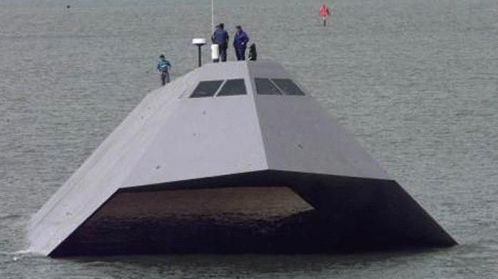 Tuy nhiên, Bộ Quốc phòng Mỹ khi ấy tỏ ra không mấy mặn mà với các cuộc thử nghiệm kiểu này cho tới khi Ben Rich, người đứng đầu văn phòng Skunk Works của Lockheed Martin, điều chỉnh ý tưởng để áp dụng cho các chiến hạm mặt nước.