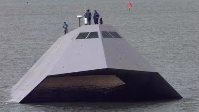 Tuy nhiên, Bộ Quốc phòng Mỹ khi ấy tỏ ra không mấy mặn mà với các cuộc thử nghiệm kiểu này cho tới khi Ben Rich, người đứng đầu văn phòng Skunk Works của Lockheed Martin, điều chỉnh ý tưởng để áp dụng cho các chiến hạm mặt nước.