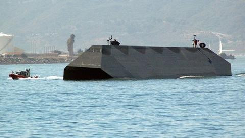 Các kỹ sư phát hiện ra rằng bề mặt góc cạnh có thể phân tán sóng sonar, đồng thời làm giảm tiếng động cơ và âm thanh bên trong con tàu.