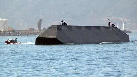 Các kỹ sư phát hiện ra rằng bề mặt góc cạnh có thể phân tán sóng sonar, đồng thời làm giảm tiếng động cơ và âm thanh bên trong con tàu.