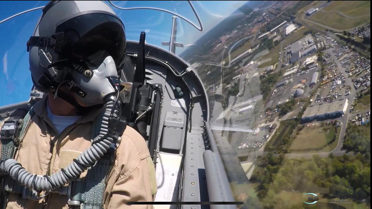 Khoang lái AT-6E được trang bị thêm hệ thống điều khiển bằng tay ga và cần (HOTAS) vốn được lắp trên dòng chiến đấu cơ F-16, hệ thống ngắm bắn cũng được tích hợp vào mũ của phi công.