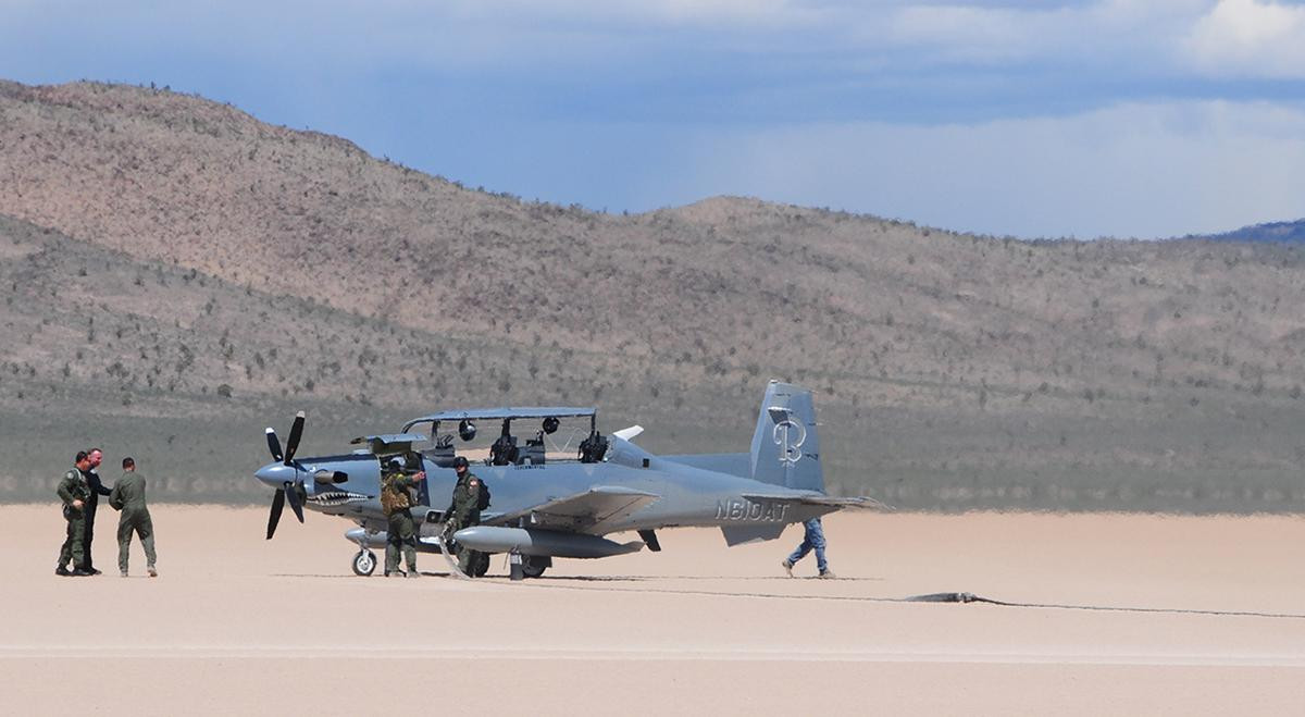 Bộ cảm biến tích hợp máy ảnh màu và hồng ngoại, thiết bị chỉ định laser, đèn chiếu laser và máy đo khoảng cách laser.