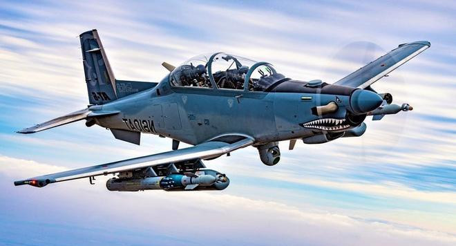 AT-6E có chiều dài 10,1m, cao 3,2m, sải cánh 10,4m, cánh được làm bằng vật liệu composite với diện tích 16,60m². Khung thân có trọng lượng cơ bản là 2.671kg cho phép máy bay có thể cất/hạ cánh với trọng lượng tối đa 4.536kg.