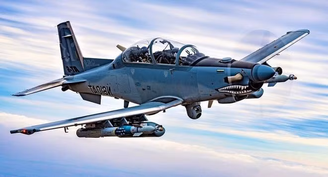 AT-6E có chiều dài 10,1m, cao 3,2m, sải cánh 10,4m, cánh được làm bằng vật liệu composite với diện tích 16,60m². Khung thân có trọng lượng cơ bản là 2.671kg cho phép máy bay có thể cất/hạ cánh với trọng lượng tối đa 4.536kg.