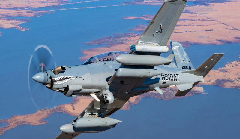 AT-6 là cường kích có sức mạnh đáng nể, đây chính là biến thể mới nhất được phát triển từ loại máy bay huấn luyện T-6A do Mỹ sản xuất, chúng thích hợp với các nước có tiềm lực quân sự vừa và nhỏ.