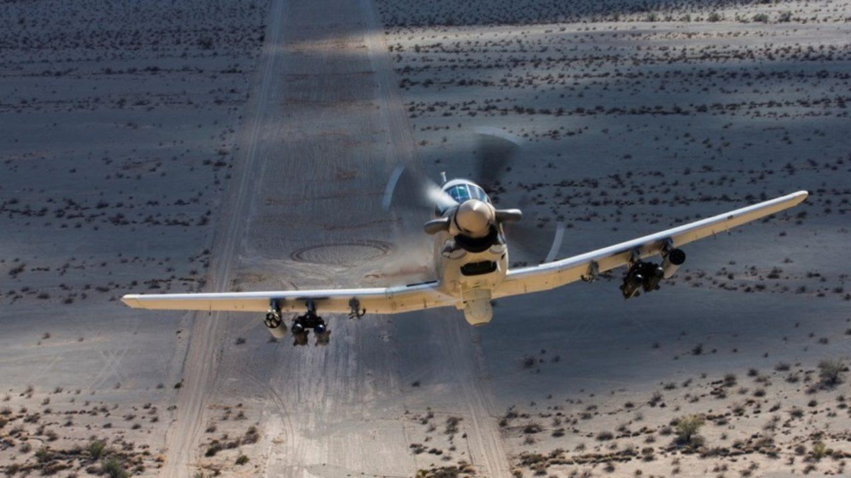 Ông Thomas Hammoor, Chủ tịch kiêm Giám đốc điều hành của Textron Aviation Defense cho biết, Không quân Hoàng gia Thái Lan đã chọn Beechcraft AT-6E để thực hiện một loạt các nhiệm vụ hỗ trợ an ninh biên giới cũng như chống buôn lậu, phòng chống buôn bán ma túy và chống buôn người.