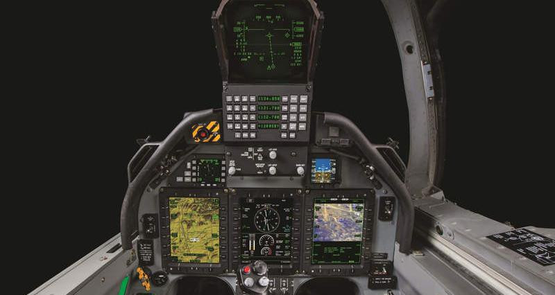 AT-6E được thiết kế với buồng lái khá hiện đại với nhiều màn hình LCD để theo dõi mục tiêu cũng như hiển thị các thông số của máy bay.