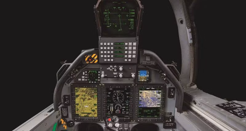 AT-6E được thiết kế với buồng lái khá hiện đại với nhiều màn hình LCD để theo dõi mục tiêu cũng như hiển thị các thông số của máy bay.