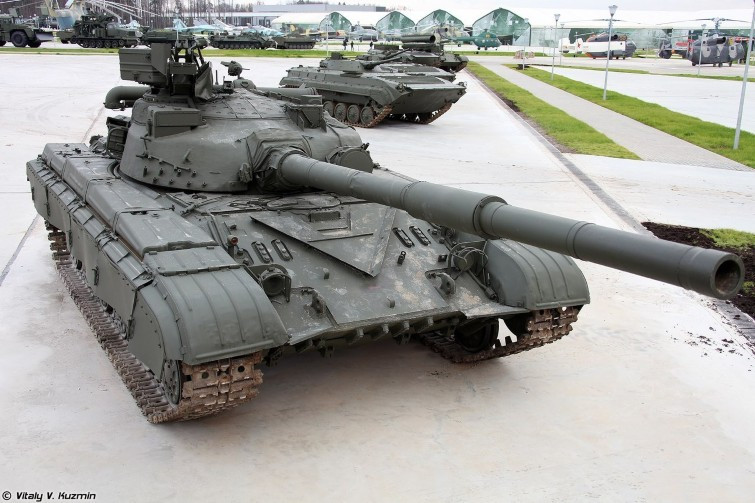Một vài đặc điểm vượt trội của T-64 so với T-72 có thể nói tới, ví dụ như hệ thống nạp đạn tự động của T-64 là thủy lực hoàn toàn, không dùng điện nên có độ tin cậy cao hơn, khoang lái rộng hơn, hệ thống treo linh hoạt hơn, khoang đạn nằm ở vị trí an toàn hơn, trưởng xa có tầm nhìn tốt hơn,...