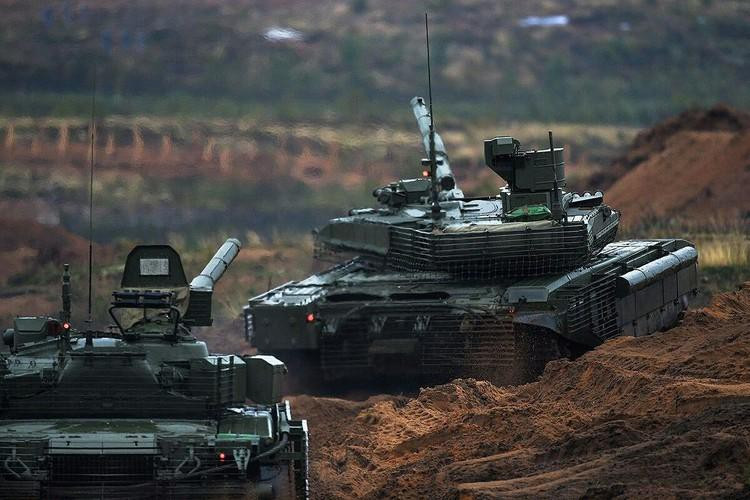 Từ vị trí "quốc bảo" T-80 bị rút về tuyến sau và nằm một lượng lớn trong kho niêm cất.