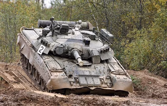 Do được trang bị động cơ tuốc bin khí nên dòng xe tăng T-80 có thể cơ động tới hơn 70km/h và có thể lướt qua những hố sâu trên mặt đất. Chính điều này khiến nó được mệnh danh là xe tăng bay của Nga.