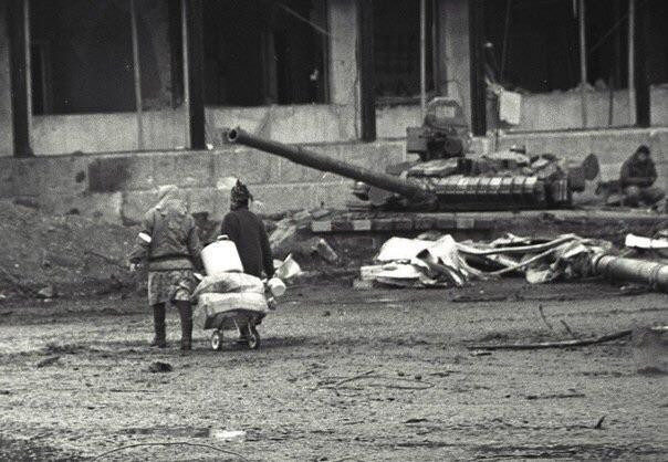 Dòng xe tăng này được ví là "xe tăng bay" vì chúng trang bị động cơ tuốc bin khí giúp cho loại xe tăng này có thể chạy với vận tốc 80km/h.