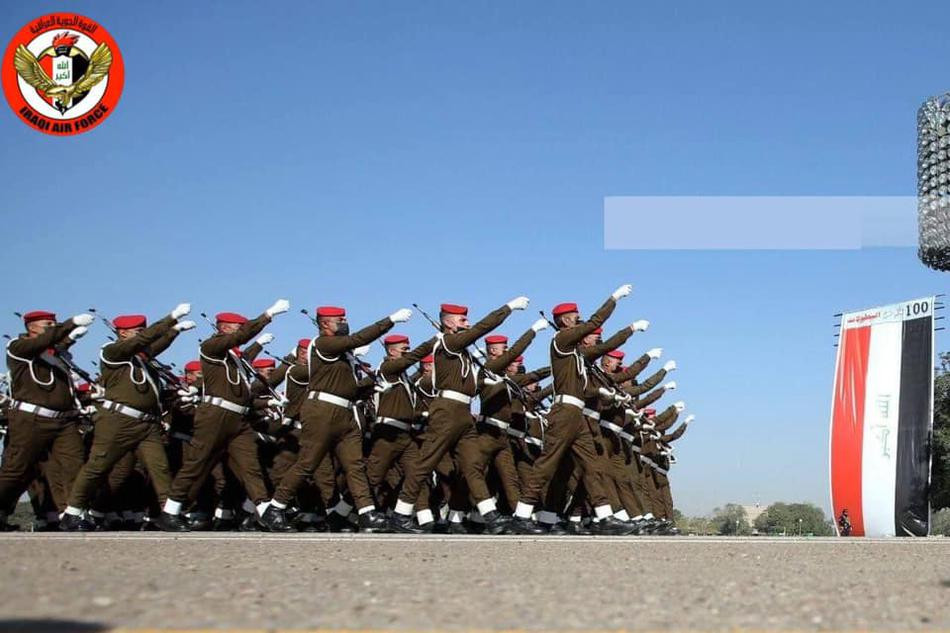 Đội danh dự của quân đội Iraq với trang phục truyền thống. Nguồn ảnh: Sina.