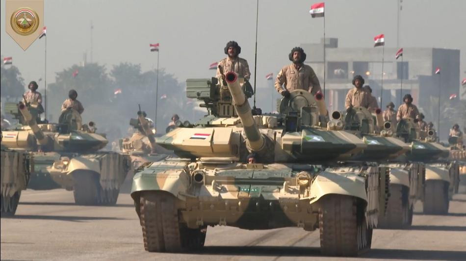 Xe tăng chủ lực T-90S của quân đội Iraq tham gia cuộc duyệt binh. Đây là các xe tăng được Iraq đặt mua từ Nga, tổng cộng Iraq đang có 36 xe tăng loại này. Nguồn ảnh: Sina.