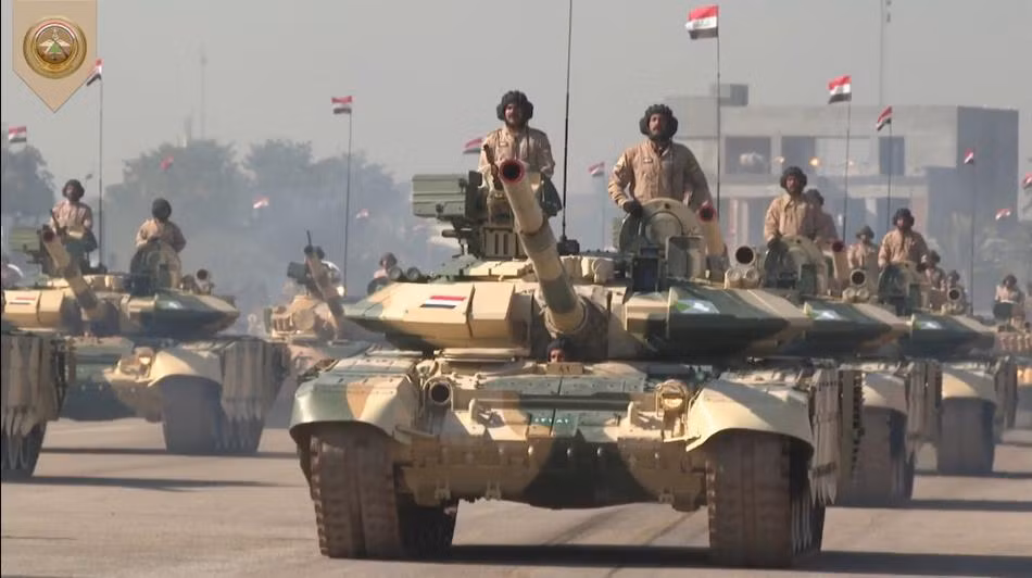 Xe tăng chủ lực T-90S của quân đội Iraq tham gia cuộc duyệt binh. Đây là các xe tăng được Iraq đặt mua từ Nga, tổng cộng Iraq đang có 36 xe tăng loại này. Nguồn ảnh: Sina.
