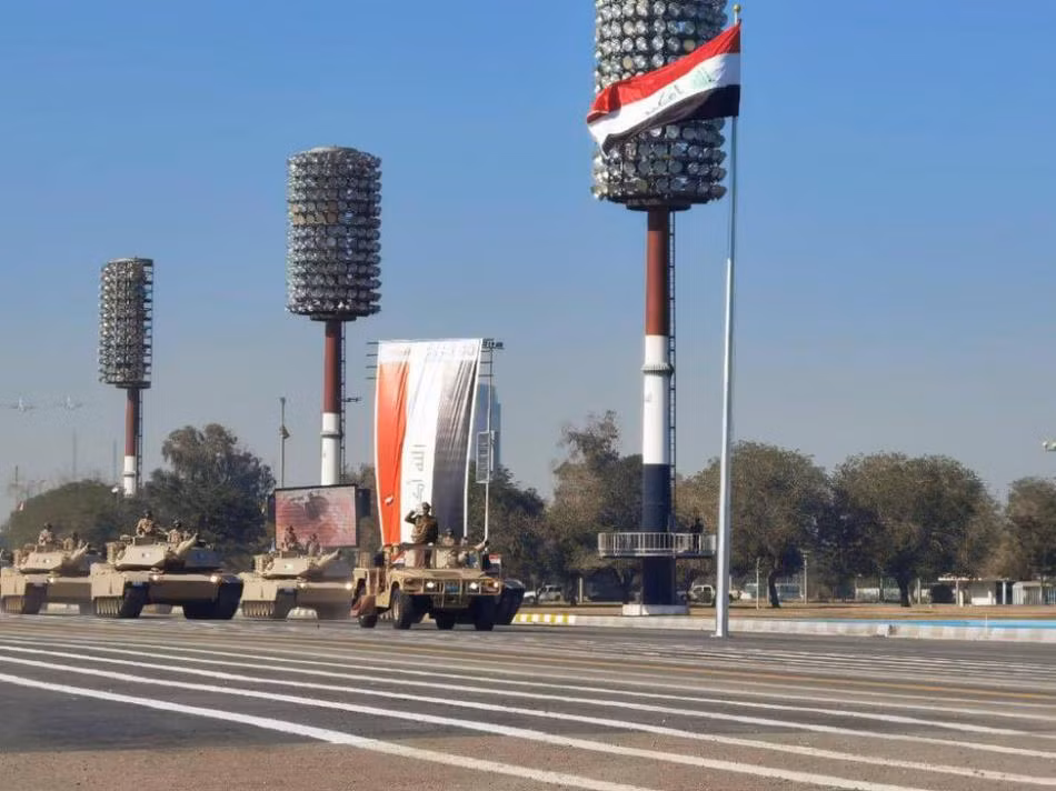 Tiếp theo sau là dàn xe tăng hiện đại bậc nhất của nước này tiến qua lễ đài. Nguồn ảnh: Sina.