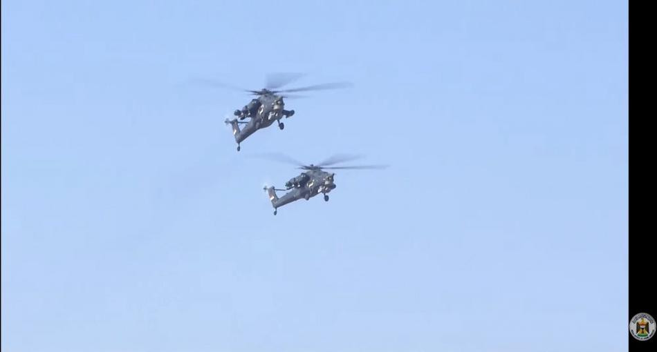 Các trực thăng tấn công Apache AH-1 hiện đại bậc nhất của Iraq hiện tại cũng xuất hiện trong cuộc duyệt binh. Nguồn ảnh: Sina.