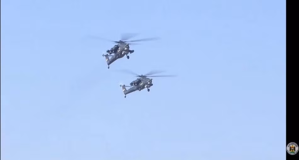 Các trực thăng tấn công Apache AH-1 hiện đại bậc nhất của Iraq hiện tại cũng xuất hiện trong cuộc duyệt binh. Nguồn ảnh: Sina.