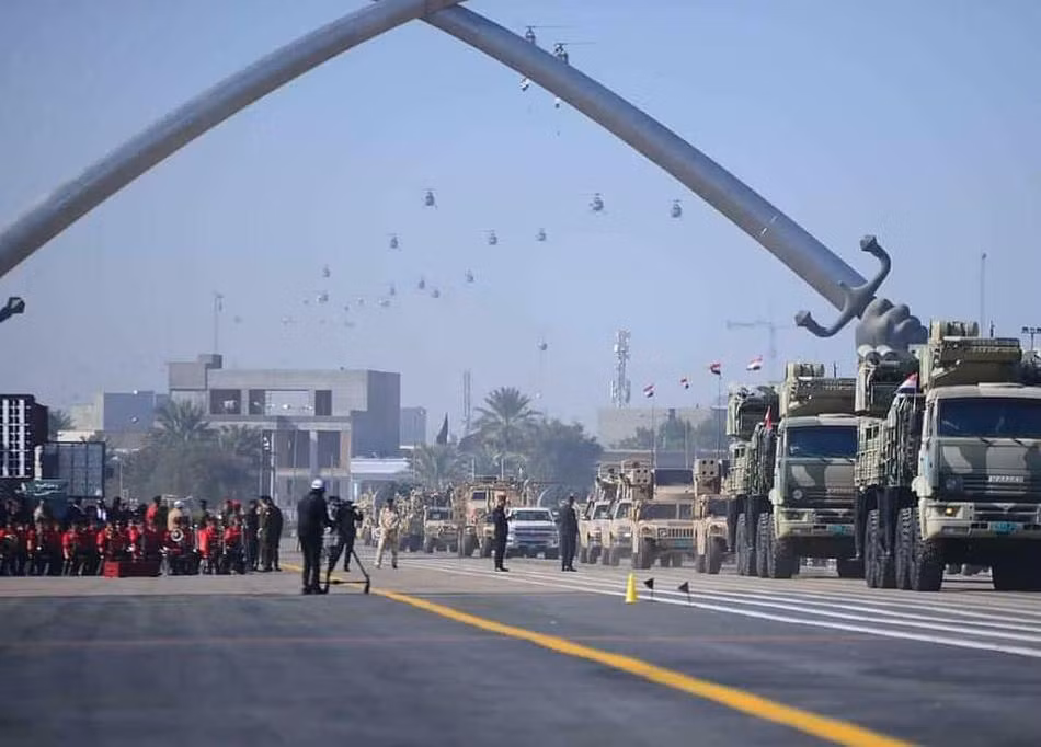 Dàn phương tiện, thiết bị quân sự dài đến bất tận của quân đội Iraq tham gia cuộc duyệt binh. Nguồn ảnh: Sina.