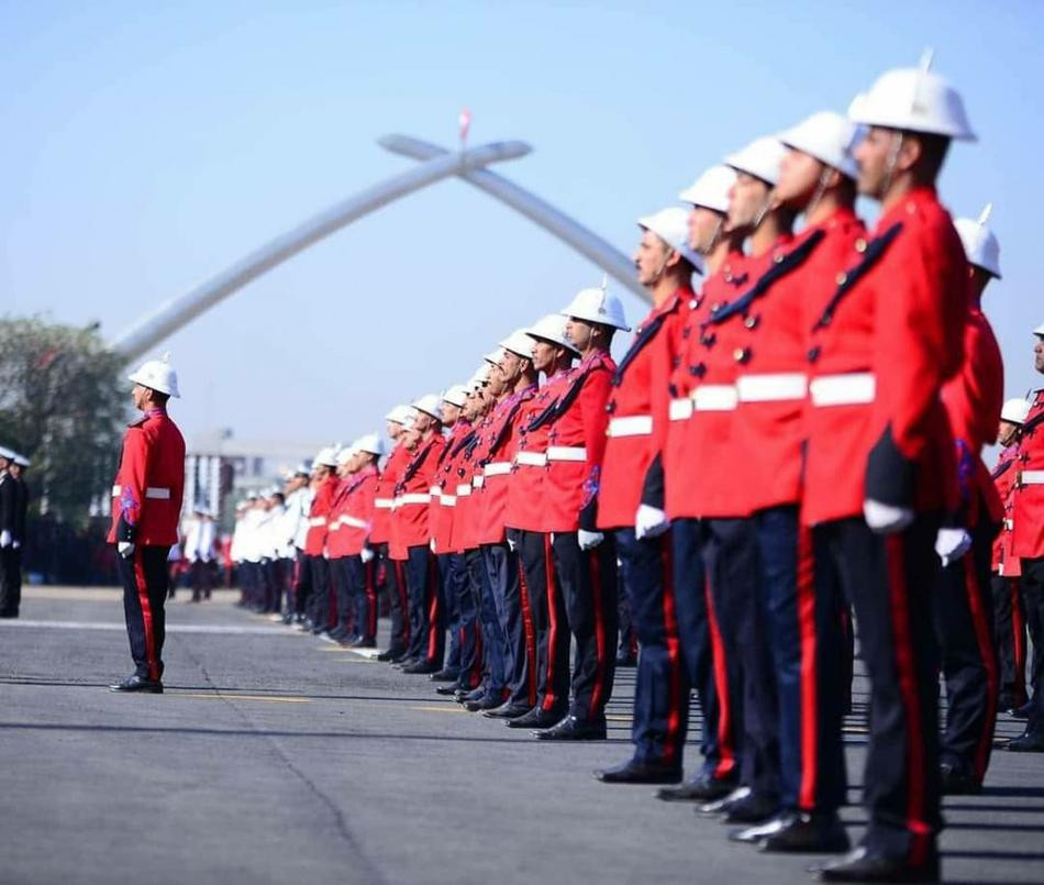 Đội danh dự của Quân đội Iraq với lễ phục đỏ chói xuất hiện trong lễ duyệt binh. Nguồn ảnh: Sina.